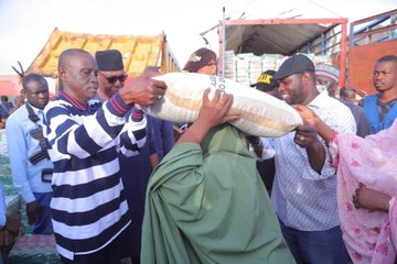 BREAKING: Borno State Govt Flagged Off Distribution Of Bag Of Rice, N10,000 Cash, Others To  Maiduguri Residents Follows Floods Saga (PHOTOS)