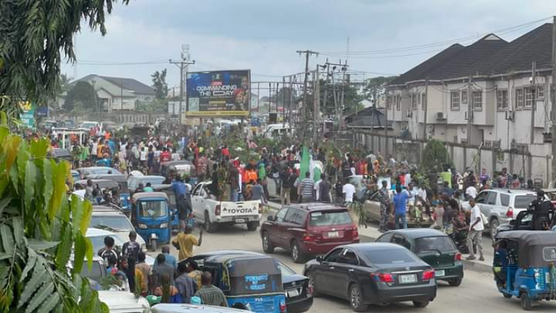 JUST IN: Protesters Attack APC Secretariat In Port Harcourt, Destroy Billboards [VIDEO]