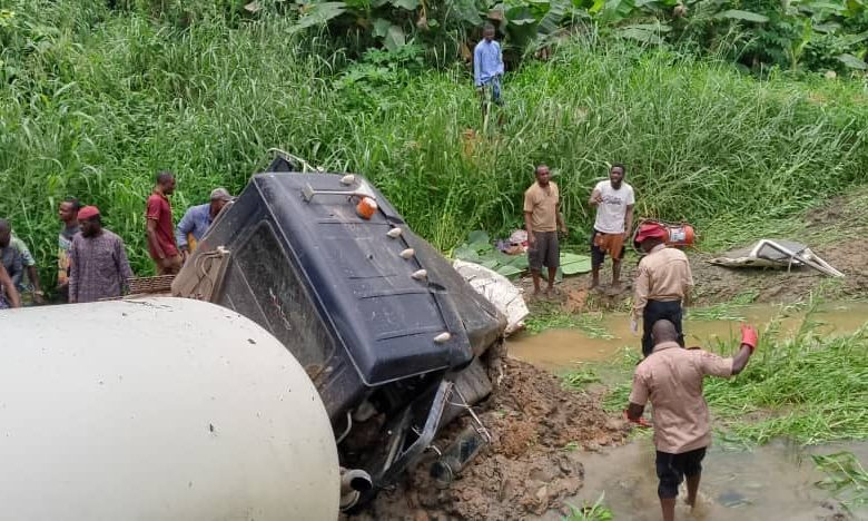 5 Reportedly Dead As Tanker Crushes Bus In Osun State (PHOTOS)