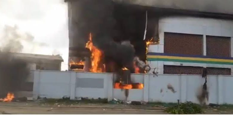 BREAKING: Fire Ravages Sokoto State Police Command Headquarters