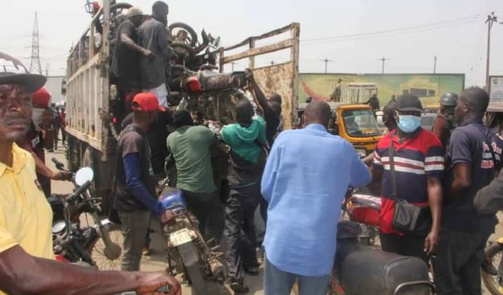 Hustler In State Of Emergency As Lagos Taskforce Clampdown On Traders At Ikotun