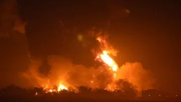 JUST-IN: Fire Razed Plank Market At Pipeline Ikotun, Lagos