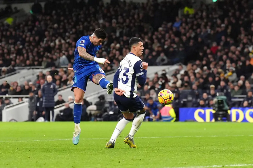 Chelsea Narrow the Gap to Liverpool with Thrilling 4-3 Win Over Tottenham