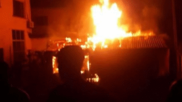 Resident Panic As Fire Outbreak Razes Abuja Plaza (WATCH VIDEO)