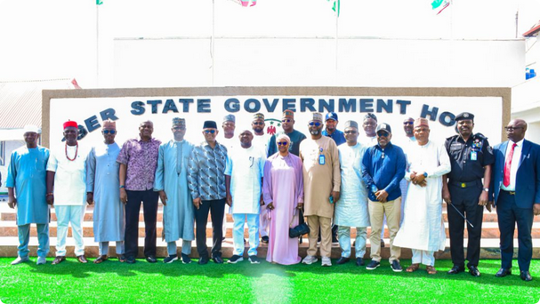 Peter Obi Donates ₦20 Million To Niger Flood Victims During A Visits
