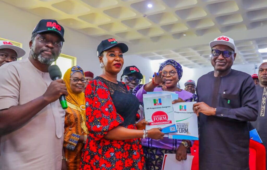 PHOTOS NEWS: EKSU Alumni Purchase APC Governorship Forms for Oyebanji
