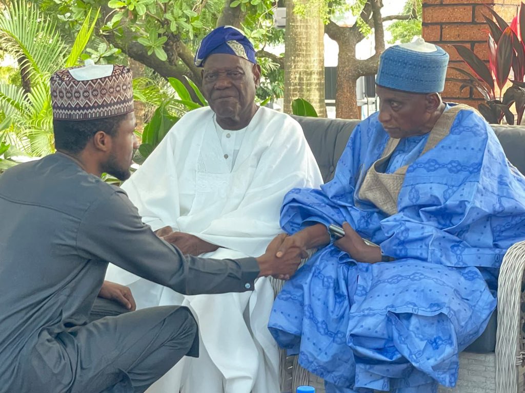 Akande leads APC delegation on condolence visit to Buhari’s family (PHOTOS)