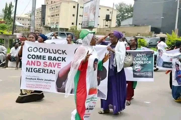 HAPPENING NOW: Nigerians Hold ‘Goodluck Come Back’ Solidarity March at PDP Headquarters (PHOTOS)