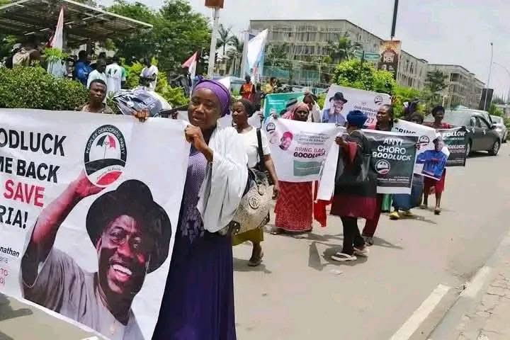 HAPPENING NOW: Nigerians Hold ‘Goodluck Come Back’ Solidarity March at PDP Headquarters (PHOTOS)