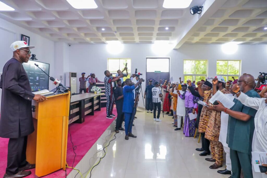 PHOTOS NEWS: EKSU Alumni Purchase APC Governorship Forms for Oyebanji