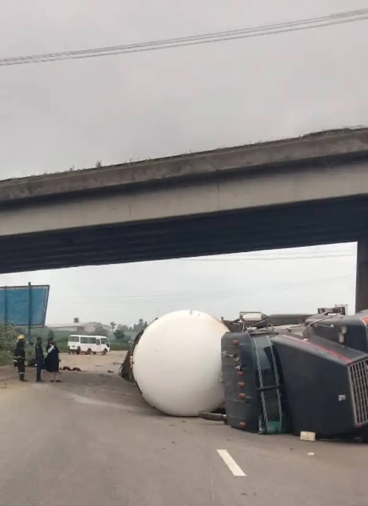 Driver Escape Death As Tanker Loaded With LPG Summersaults In Ibadan (PHOTOS)
