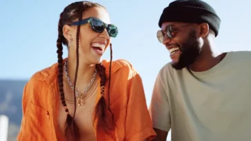 8 Strong Body Signals That Show A Man Is Attracted To You