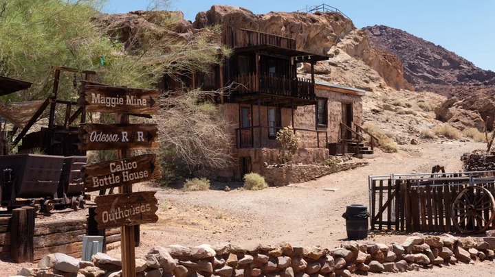 One Of California's Most Famous Ghost Towns Is A Once-Thriving Boom Town That's Now A Quirky Tourist Trap