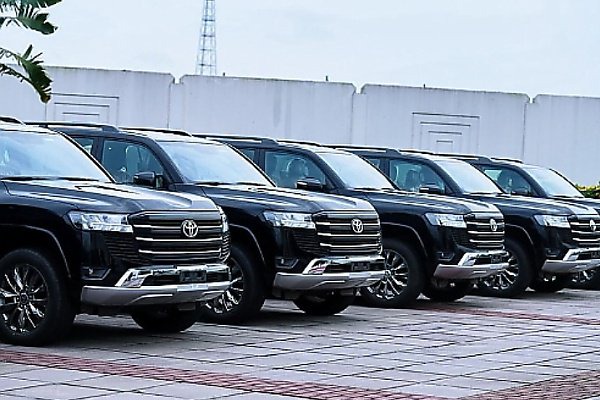 BREAKING: Akwa Ibom Governor Gift Brand New Toyota Land Cruiser 300 SUVs To All Former Deputy Governors (PHOTOS)
