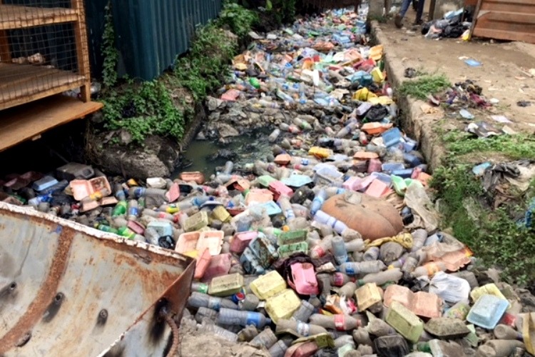 BREAKING: Broken Sewer Lines, Refuse Dumping Threaten Health In Abuja’s Wuse