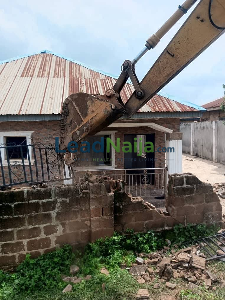 BREAKING: Oyo Government Demolishes Building Used as Kidnappers’ Hideout in Adelabu Family Abduction